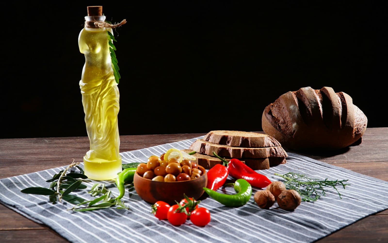 Zeytinyağı, ekmek ve taze sebzelerle kurulmuş bir Akdeniz sofrası