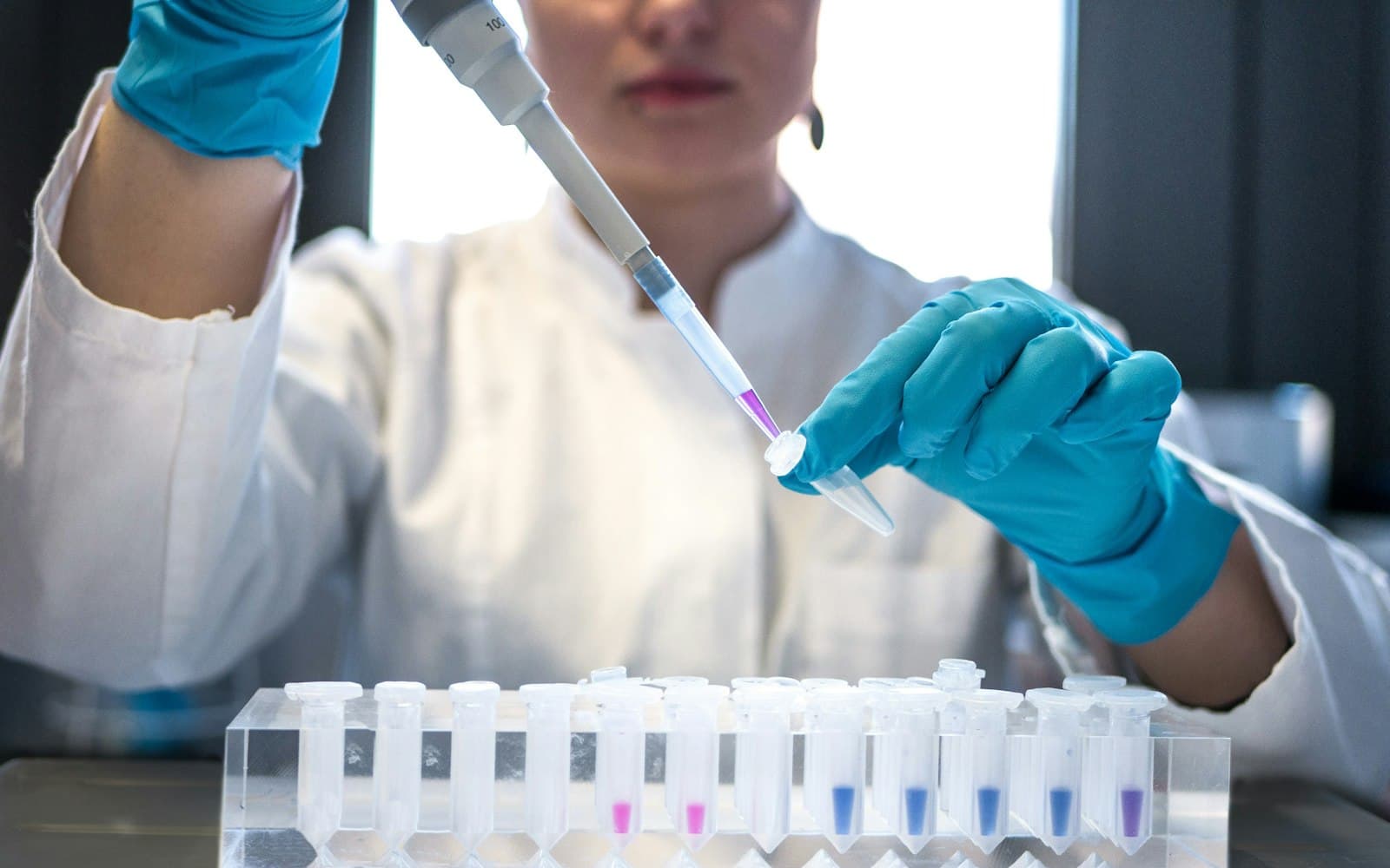 Laboratuvarda pipetle numune hazırlayan bir araştırmacı